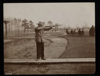Frank Work zielt mit einem Gewehr auf ein Tontaubenschießen, New York, 1896
